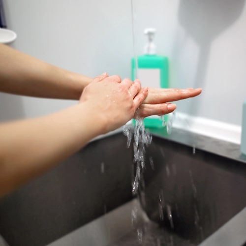 Pflegekraft wäscht sich die Hände