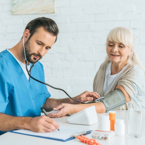 Die Blutdruckmessung durch einen qualifizierten Altenpfleger