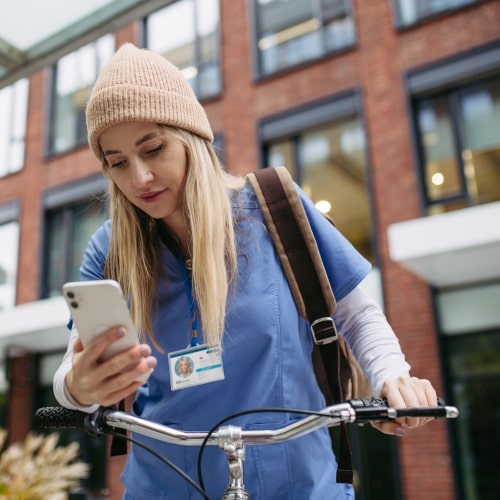 Die Krankenschwester erstellt mit dem Zeitarbeitsunternehmen einen Dienstplan für die Pflege