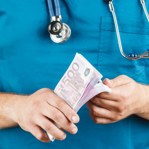 Der Pfleger nach dem Einkommen bei der Arbeit in der Zeitarbeitsfirma in der Pflege.