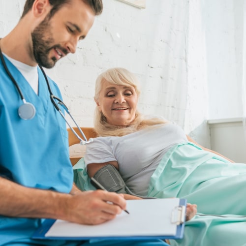 Der neue Pfleger macht sich mit dem Pflegebedürftigen vertraut.